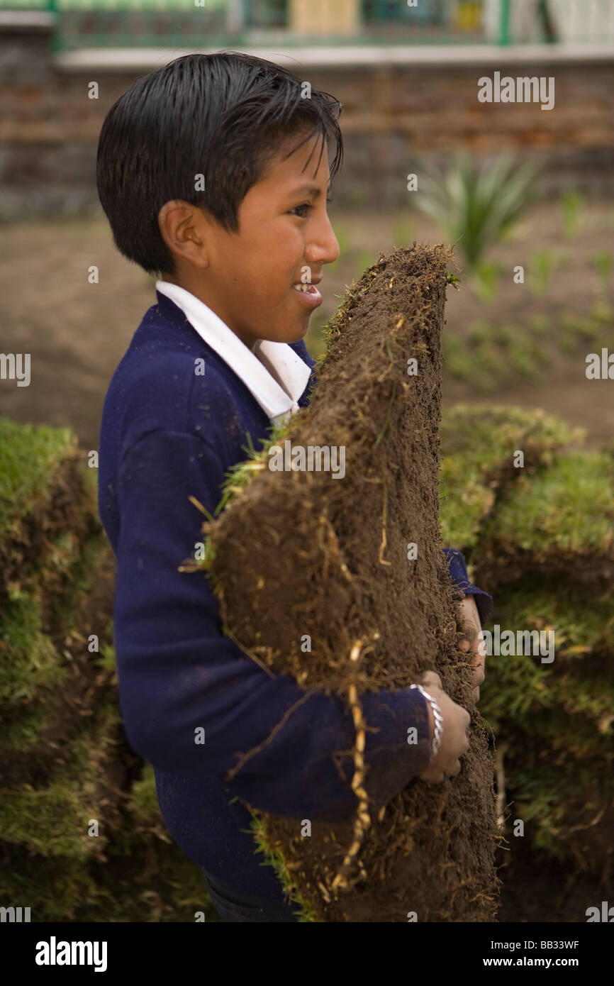 Südamerika, Ecuador, Lasso, Schulkinder tun Zivildienst Projekt im kirchlichen garden Stockfoto