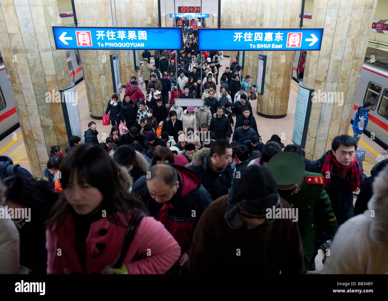 Pendler in einer belebten u-Bahn-Station in Peking Stockfoto