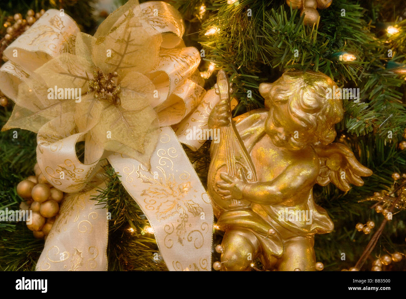 Nahaufnahme der Dekorationen auf einen Weihnachtsbaum. Stockfoto
