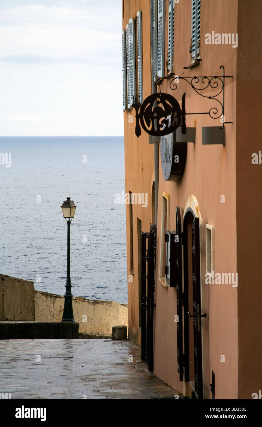 Straße mit Blick über das Meer in der Zitadelle, Terra Nova, Bastia Korsika Stockfoto