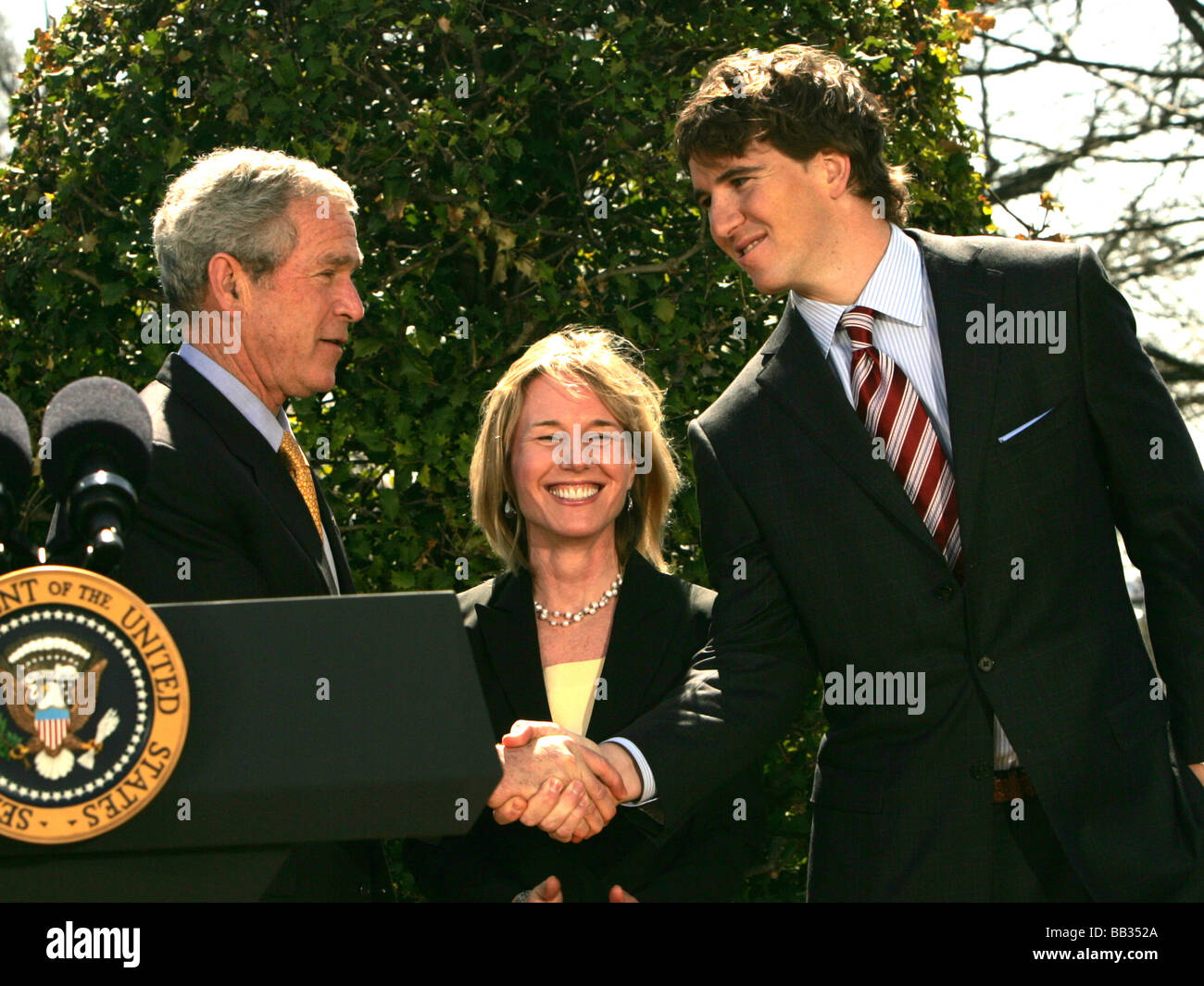 Präsident George W. Bush schüttelt Hände mit NY Giants Quarteback Eli Manning im Kennedy Garden Stockfoto