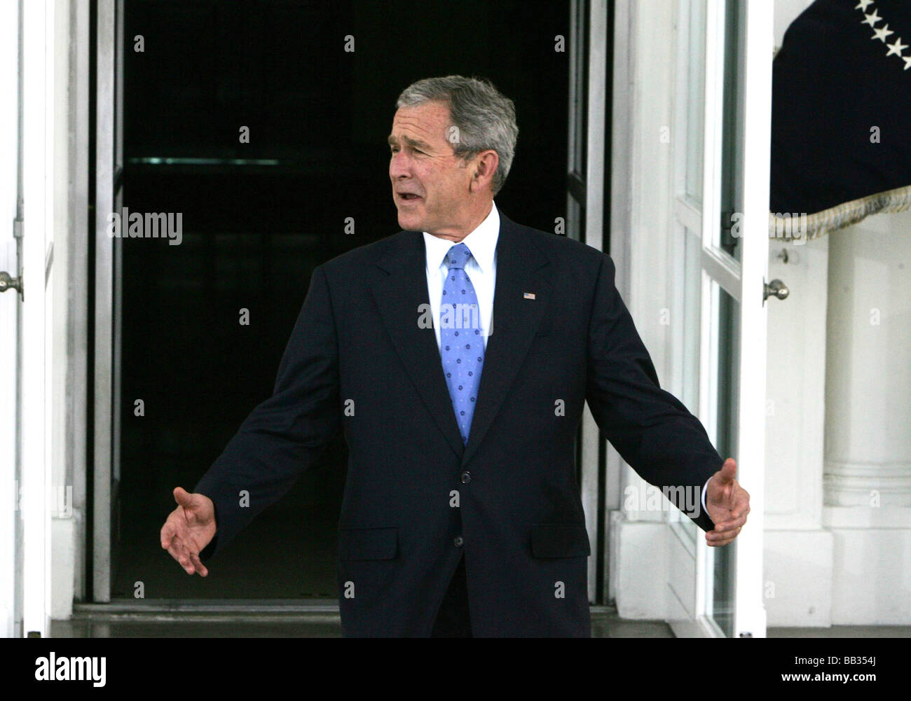 Präsident George W. Bush wartet und wartet darauf, dass Senator John McCain im Weißen Haus am 5. März 2008 eintreffen. Stockfoto