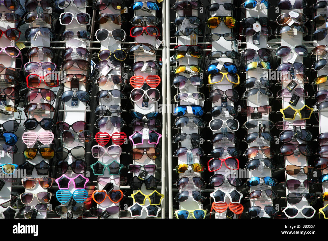 Günstige Sonnenbrillen Angebote in London Straße Stockfoto