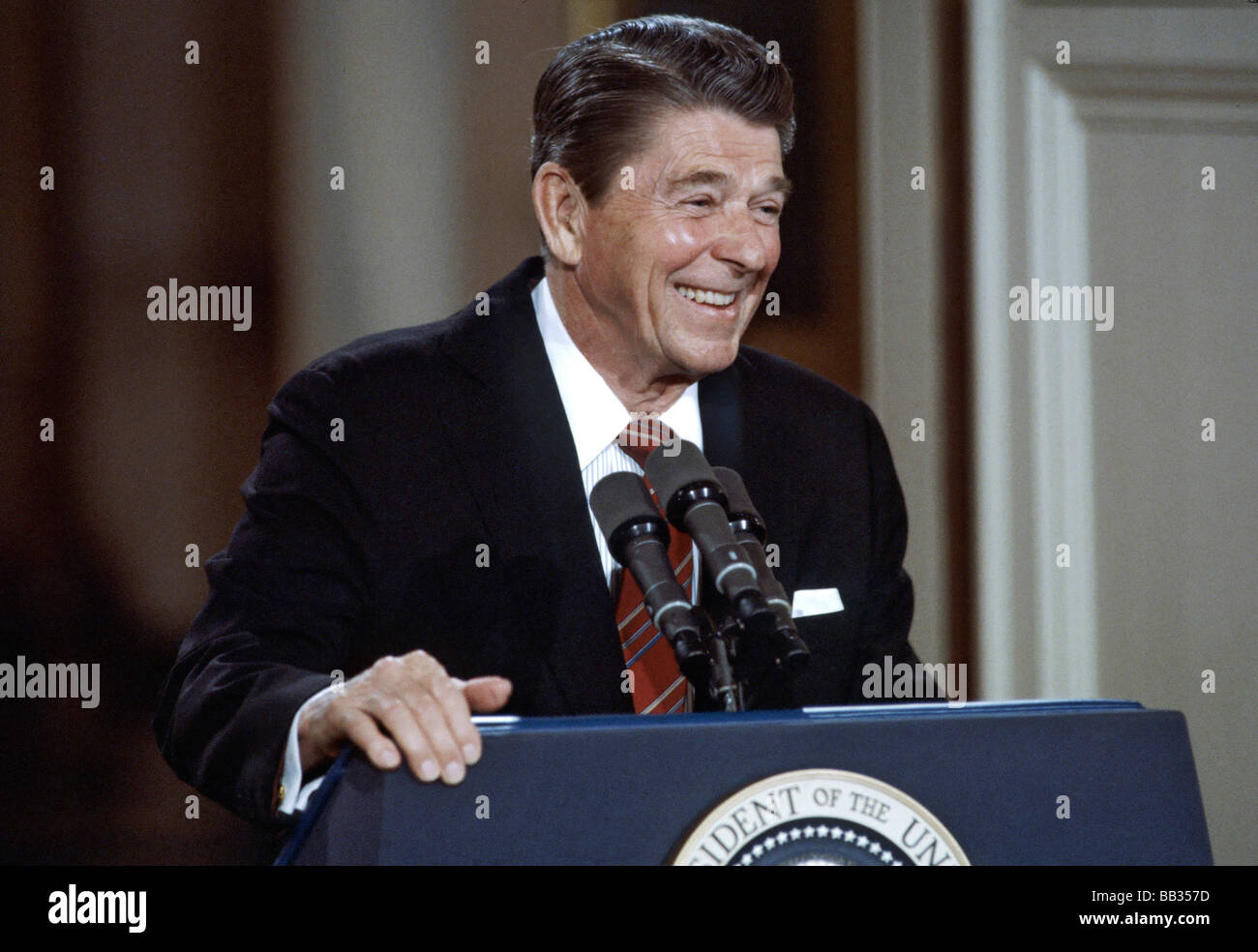 Präsident Ronald Reagan beantwortet Fragen während einer Pressekonferenz im East Room des weißen Hauses am 22. Mai 1984. Stockfoto