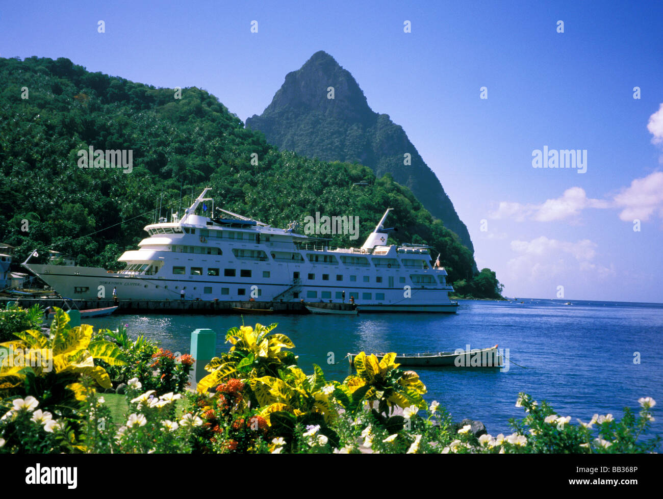 Karibik, St. Lucia, Soufriere. Kreuzfahrtschiff im Hafen. Stockfoto
