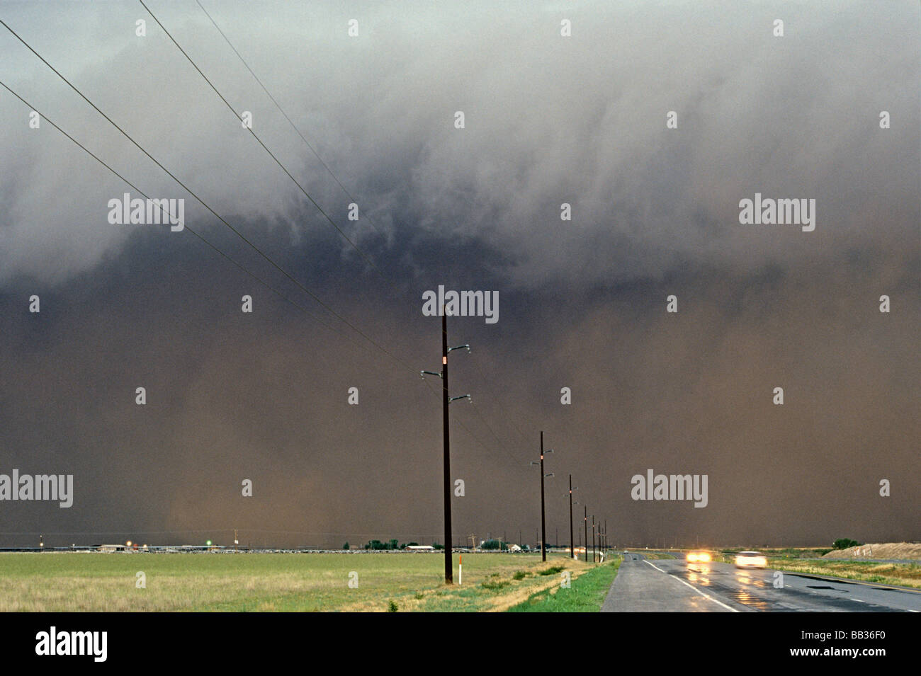 Autos fliehen eine schwere Gewitter und seinen staubigen arcus Cloud (Sturm vorne). Texas, USA Stockfoto