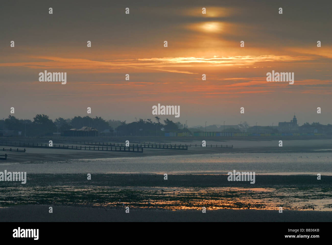 Blick über den Strand auf Littlehampton im Morgengrauen West Sussex England UK Stockfoto