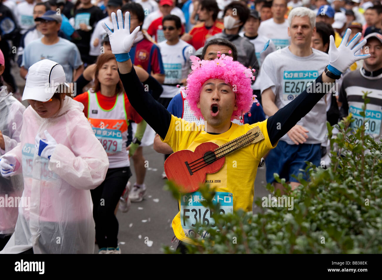 Lustige Marathonläufer in Kostümen während der 2009-Tokio-Marathon. Stockfoto