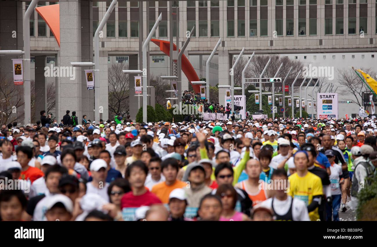 Schuss von einer großen Gruppe von hauptsächlich asiatische Läufer an der Startlinie des Tokio-Marathon 2009 Stockfoto