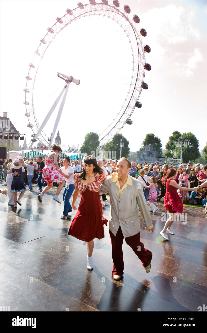 Menschen tanzen auf dem Southbank Festival, London, UK. Stockfoto