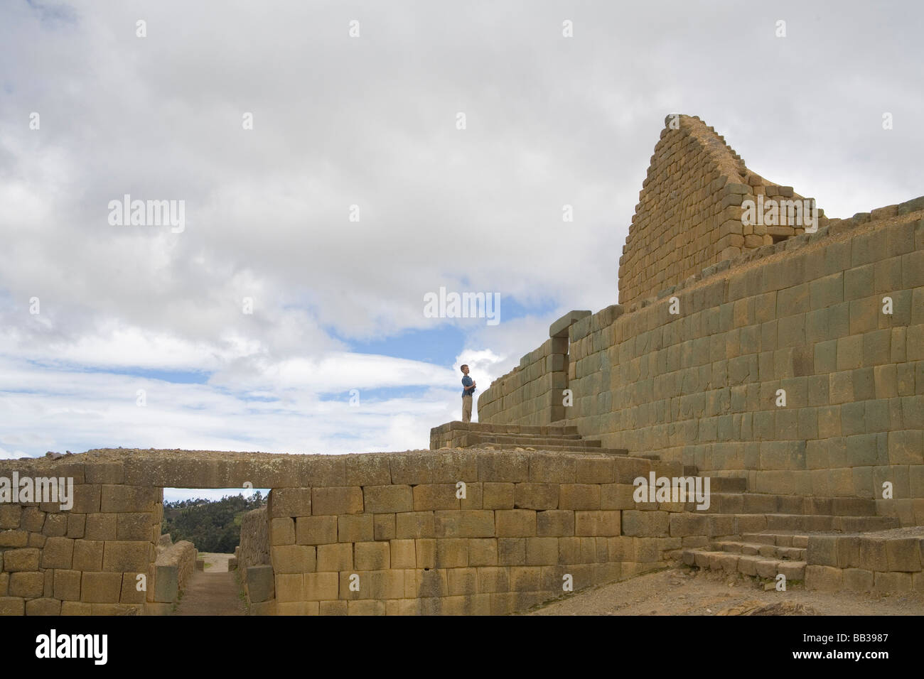 Südamerika, Ecuador.  Junge Ingapirca, Tempel der Sonne, auch bekannt als The Castle erkunden Stockfoto