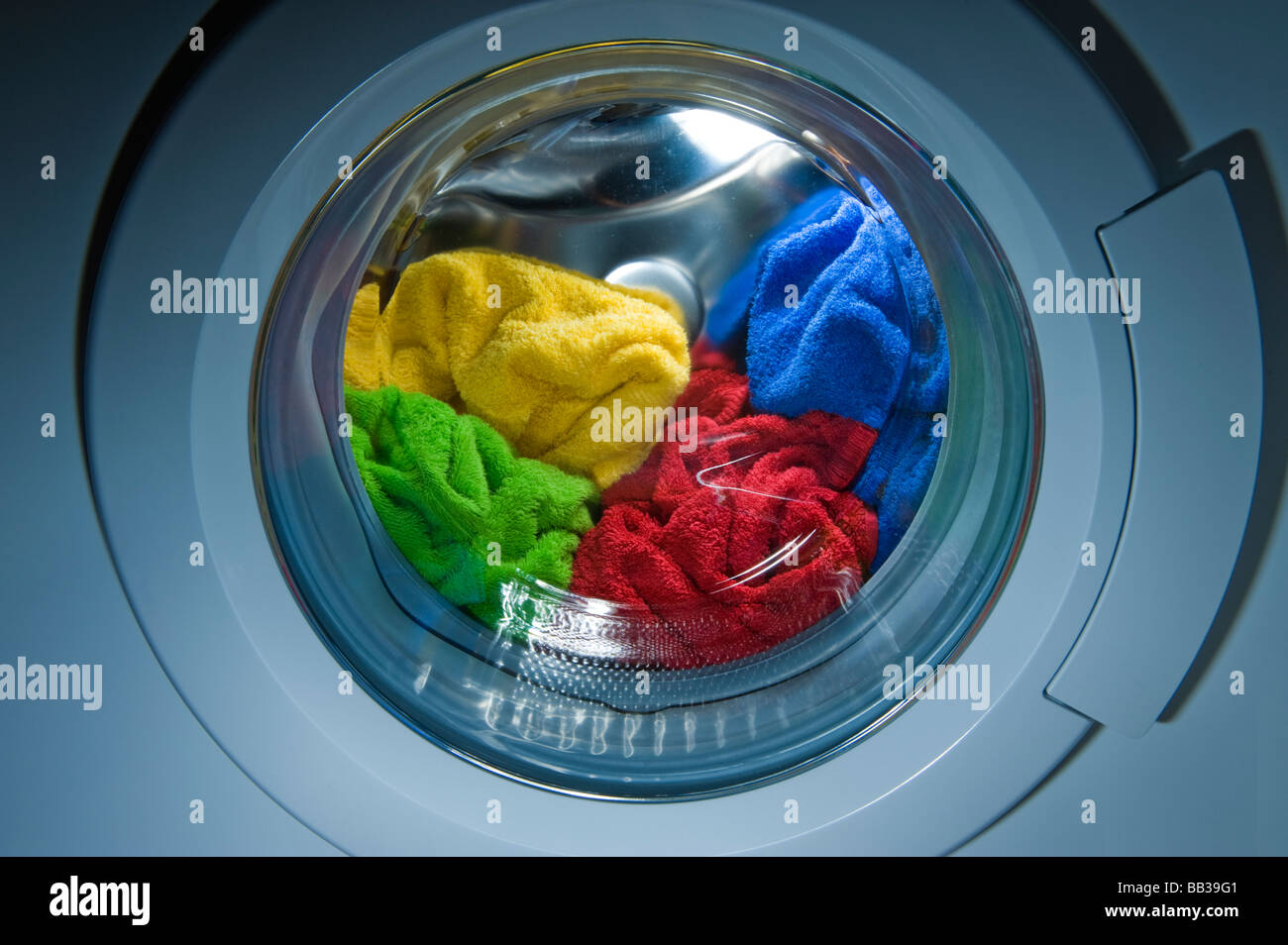Wäscherei Waschmaschine Waschgang reinigen Reiniger tragen Kleider casual Frottee, Frottee innen Farbe Farbe rot gelb grün Stockfoto