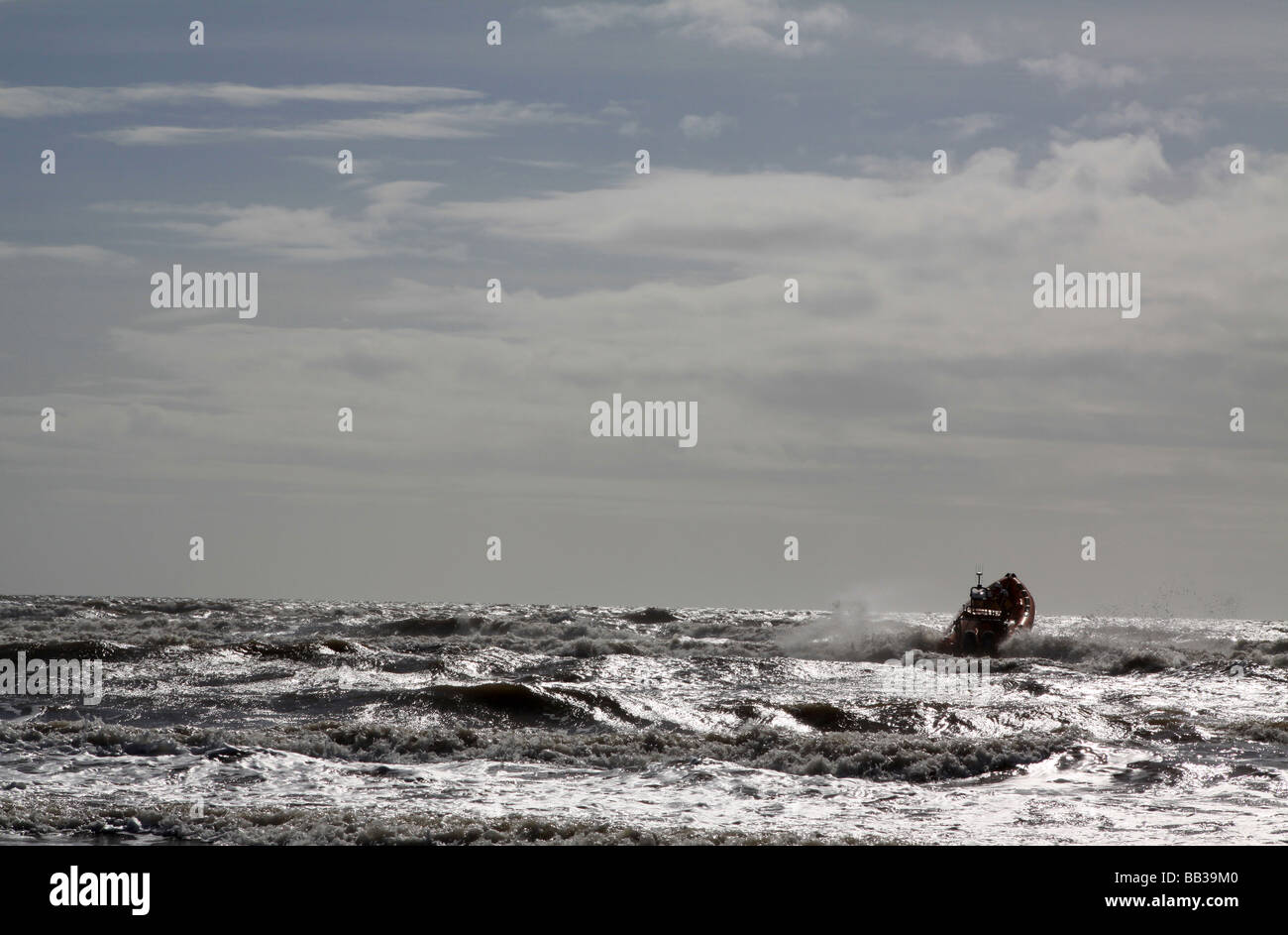 St Bees Lifeboat springt durch eine raue See auf Praxis-Manöver Stockfoto