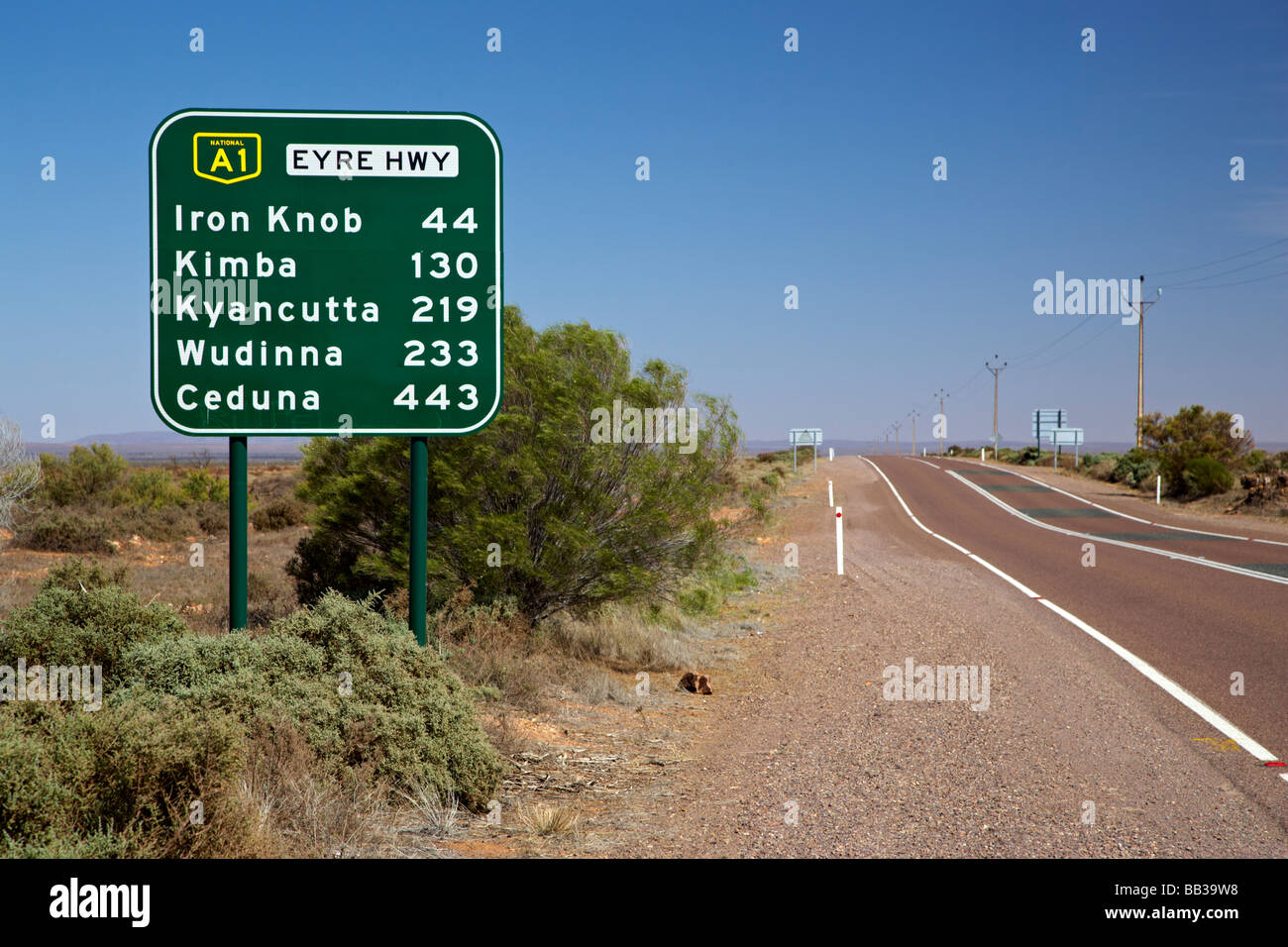 Verkehrszeichen auf dem Eyre Highway in South Australia Überschrift nach Perth in Westaustralien Stockfoto