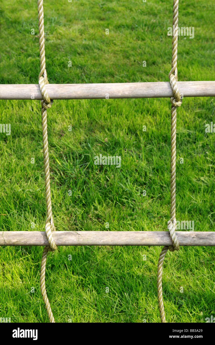 Schritte eines Seils Klettern Apparat zeigt zwei Schritte mit grünen Rasen hinter illustrieren Klettern oder Leistung Konzepte Stockfoto