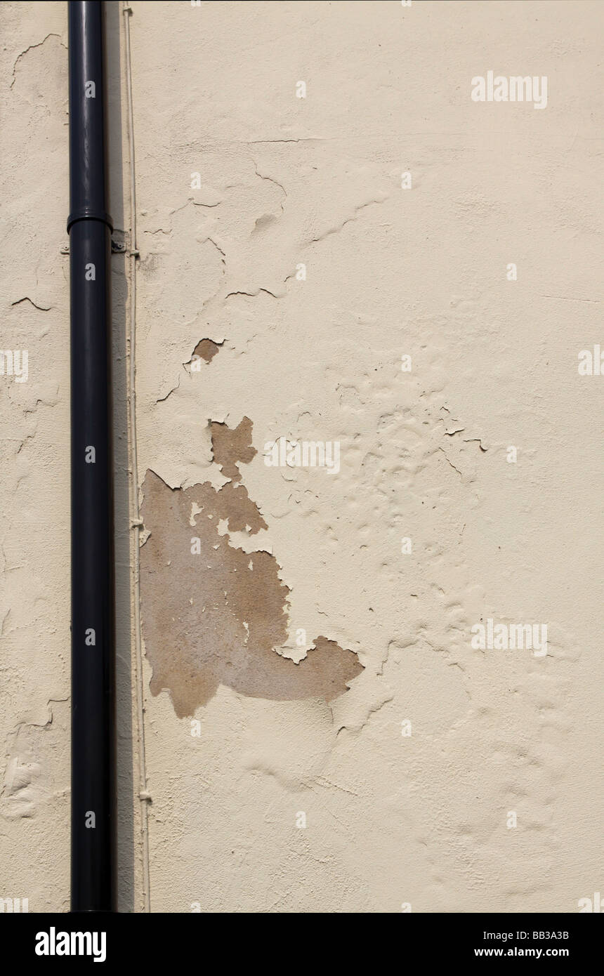 beschädigte verwendeten Lackierung zeigen an der Seite eines Hauses geblasen Stockfoto