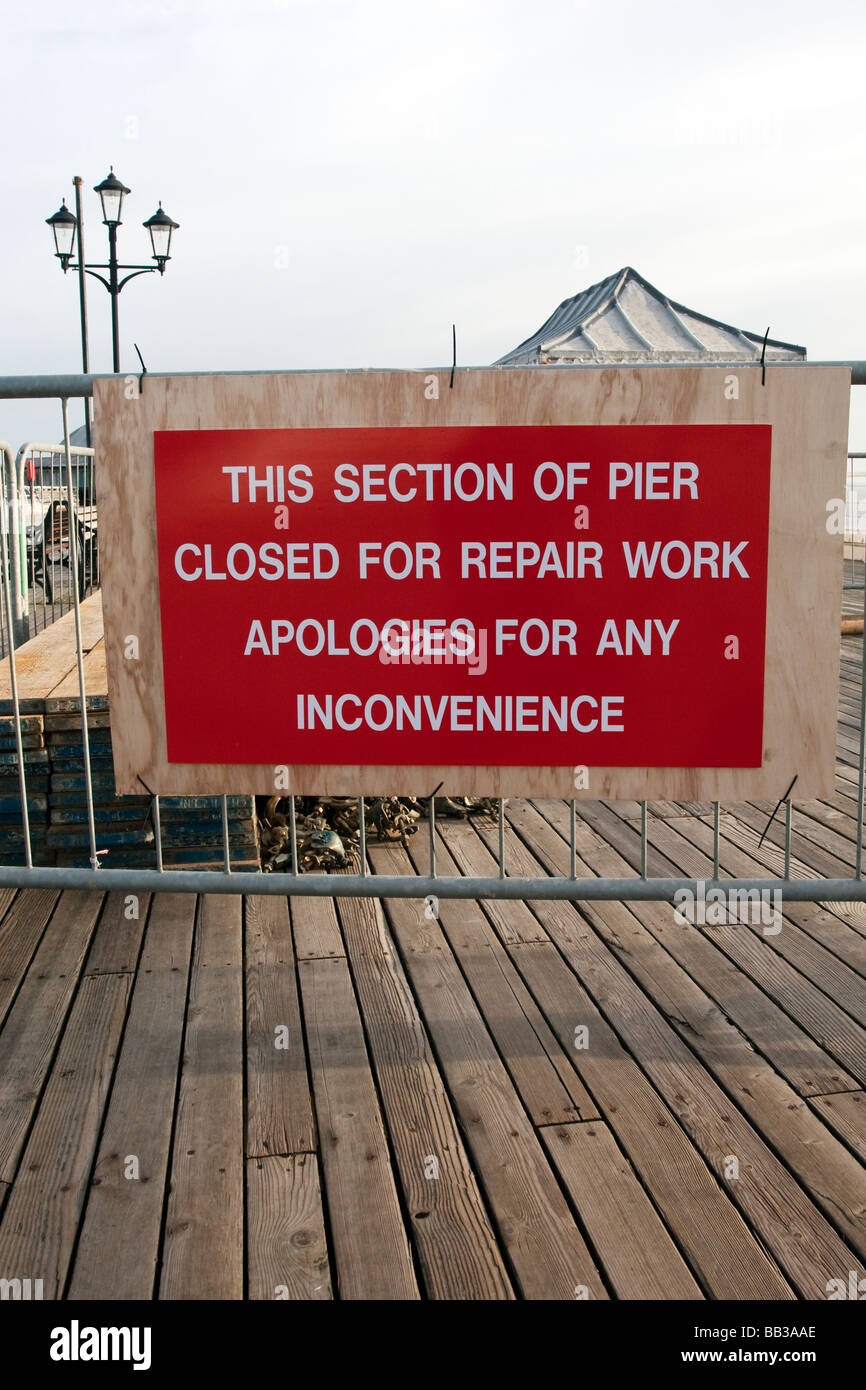 Rotes Schild auf Cromer Pier während Reparaturarbeiten im Gange ist Stockfoto