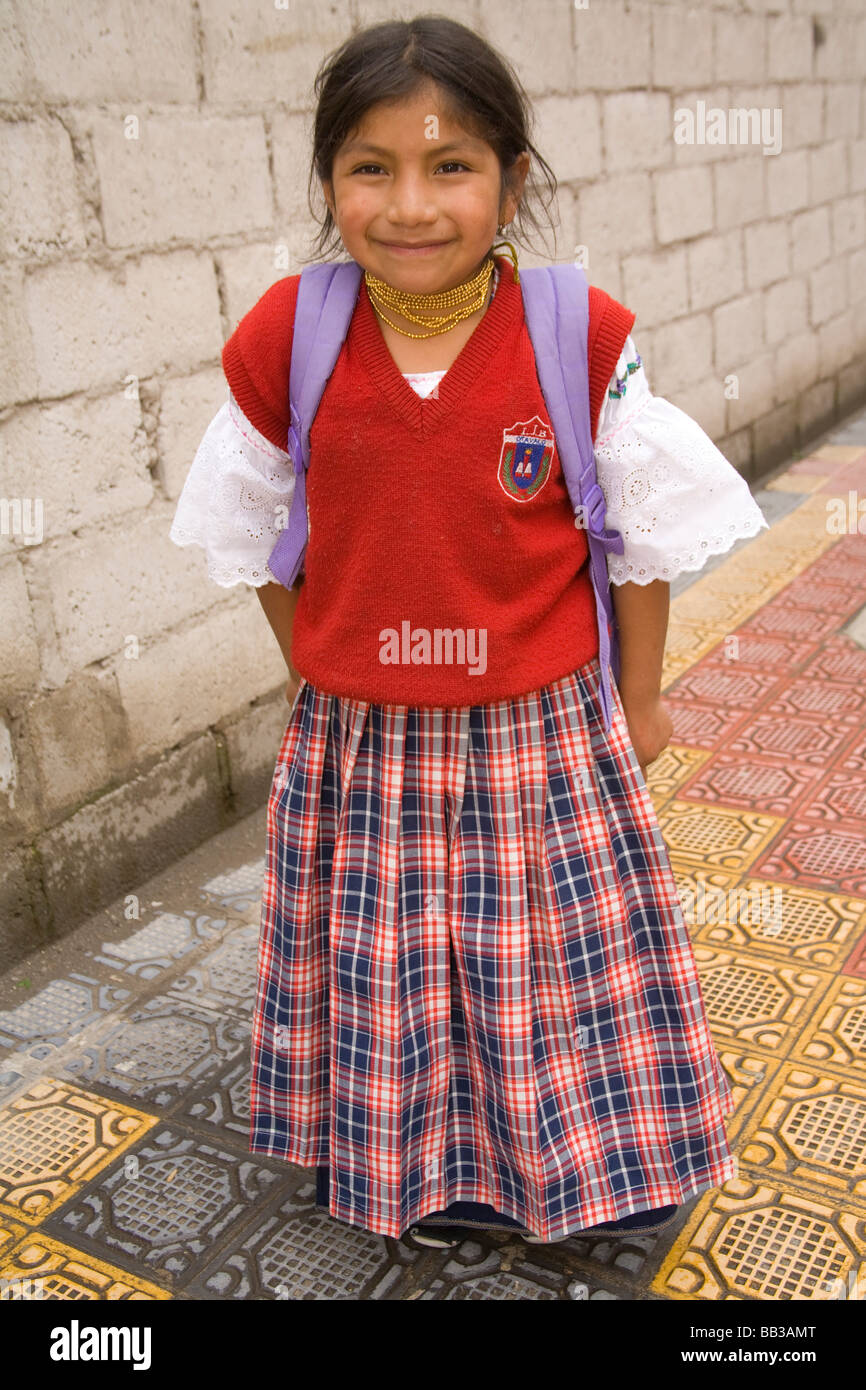 Sudamerika Ecuador Otavalo Madchen In Schuluniform Heimweg Von Der Schule Stockfotografie Alamy