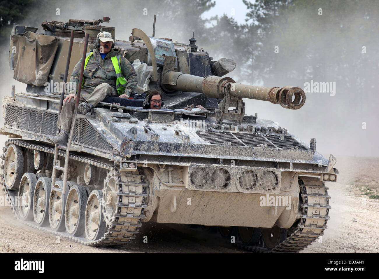 Tank treibende Erfahrung, Juniper Freizeit, Mitglieder der Öffentlichkeit erleben treibende Militärfahrzeuge. Stockfoto