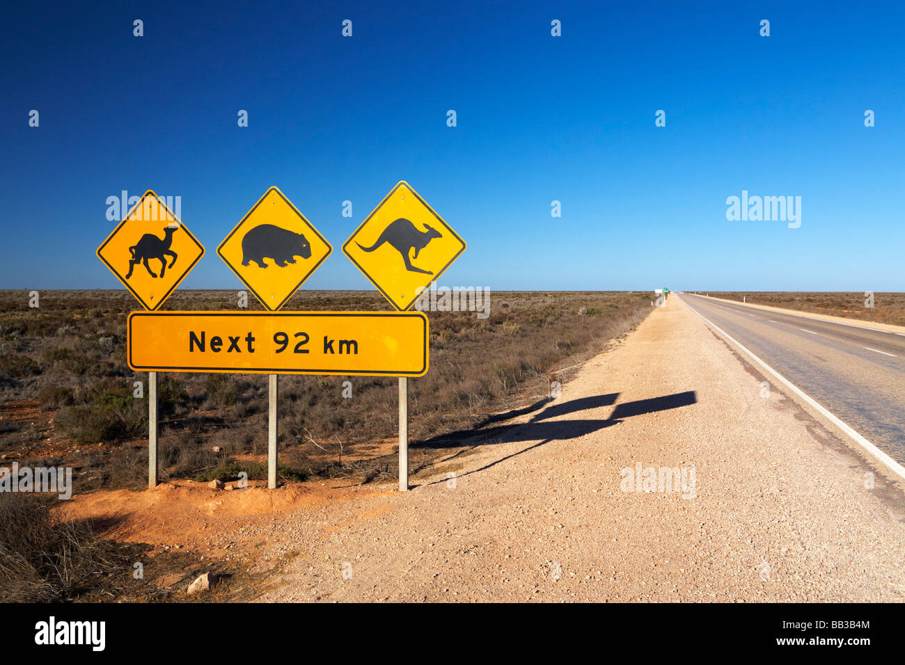 Berühmte australische Straßenschild auf der Eyre Highway in der Nähe von the Nullabor Road House South Australia Stockfoto