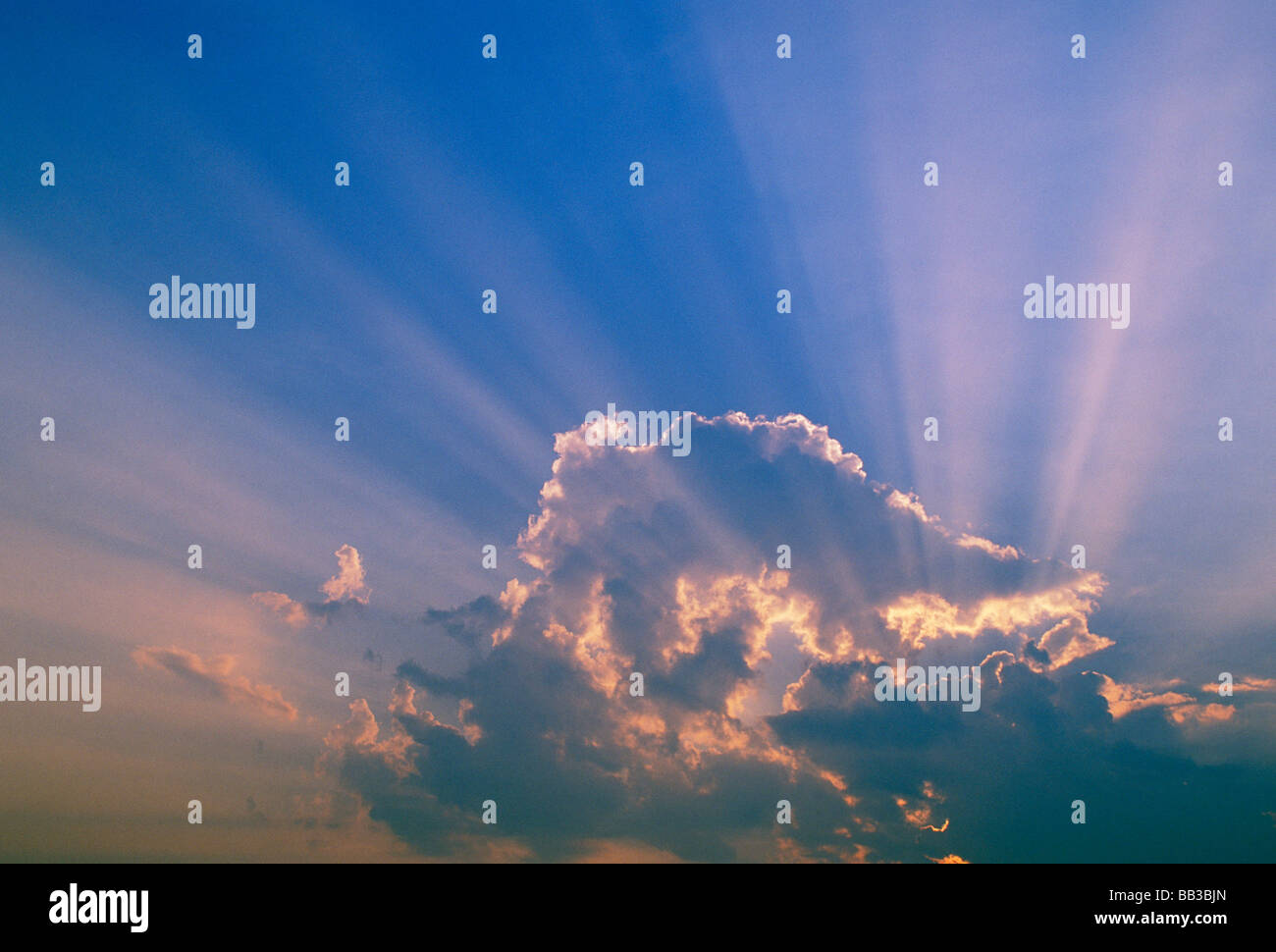Sonnenstrahlen, die durch Wolken strömen. Stockfoto