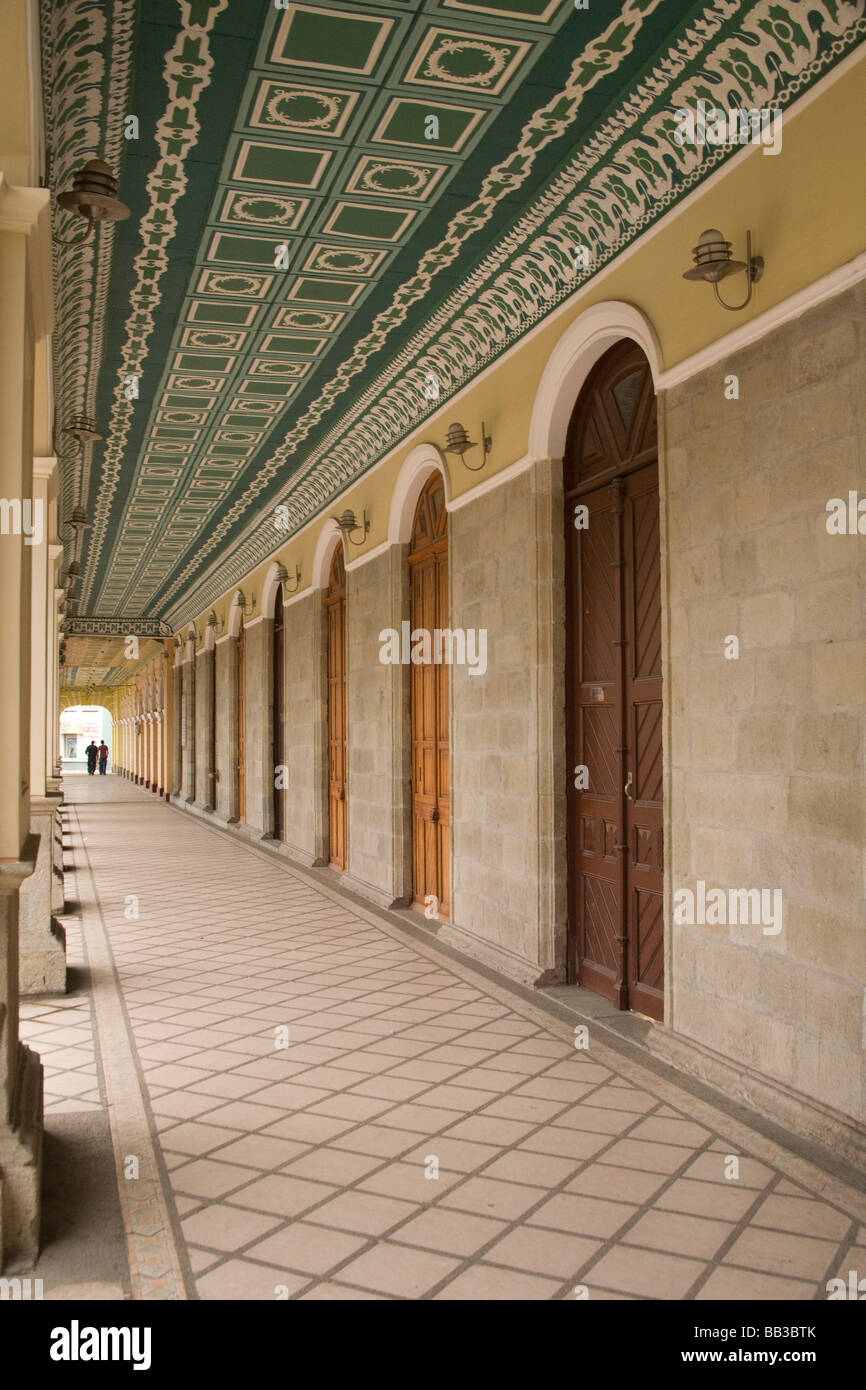 Südamerika, Ecuador, Riobamba, bedeckt mit Bogentüren arcade und bemalten Decke zu erarbeiten. Stockfoto