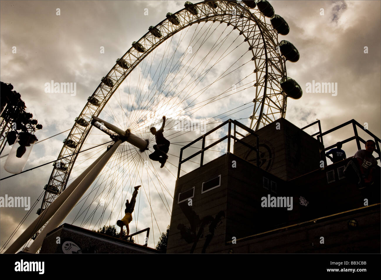 Parkour unter dem London Eye Rad, London, UK Stockfoto