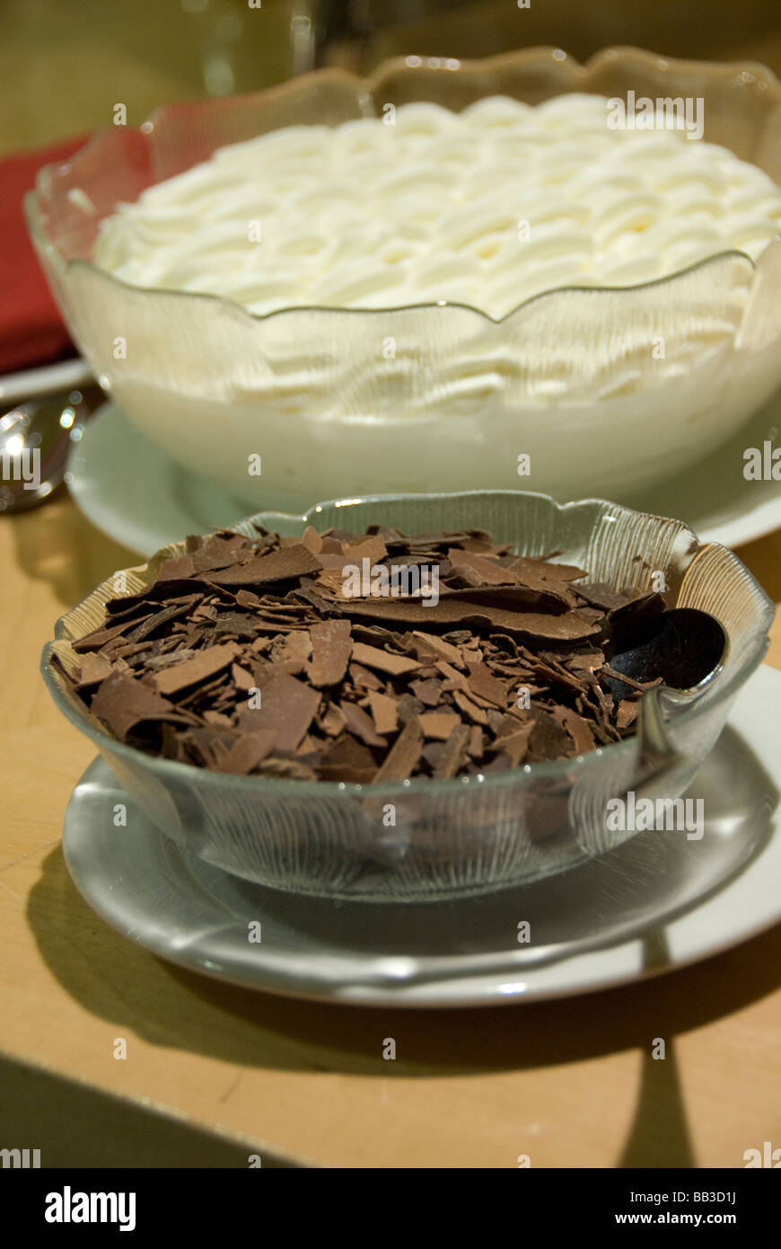 Banff, Alberta, Kanada. Fairmont Banff Springs Hotel. Geschlagene Sahne und Schokolade Späne für heiße Coco. Stockfoto