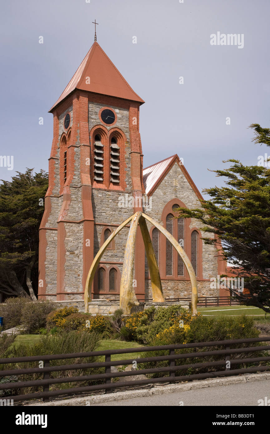 Südatlantik, Falkland-Inseln, Stanley. Ein Walknochen Bogen vor Christ Church Cathedral. Stockfoto