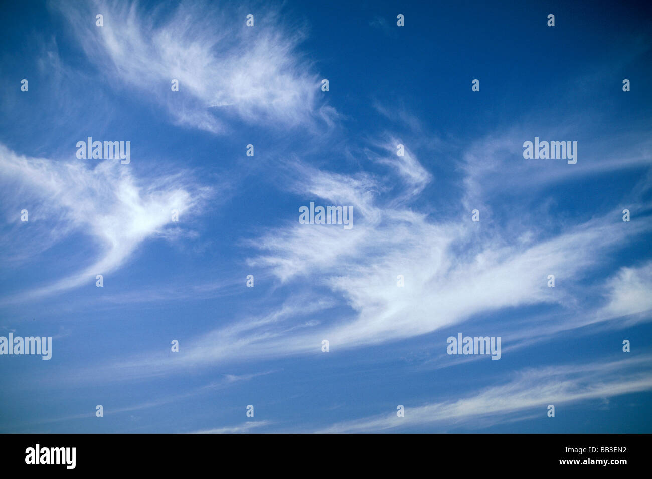 USA, Hawaii. Blauer Himmel und Whispy Wolken Stockfoto