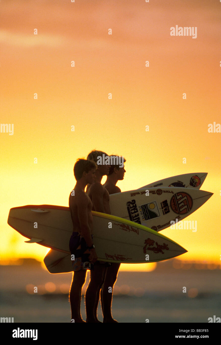 USA, Hawaii. Männliche Surfer bei Sonnenuntergang Stockfoto