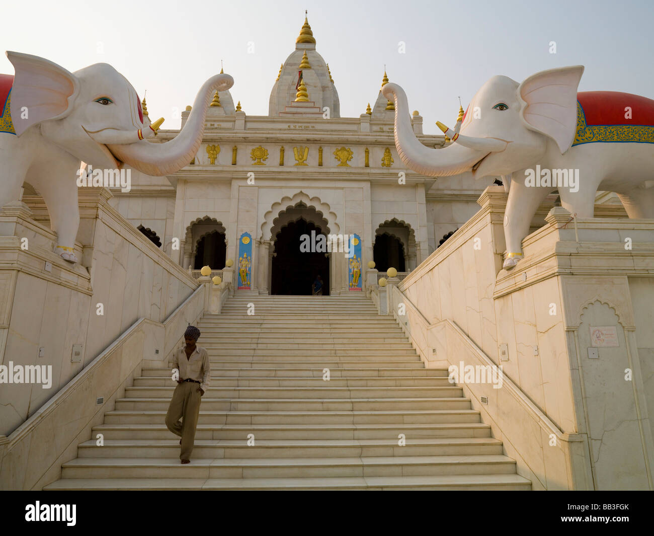 Schritte mit Elefantenstatuen führt zu Gebäude; Agra, Indien Stockfoto