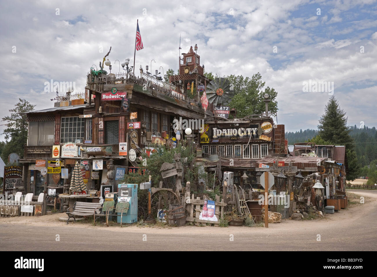 USA, Idaho, Idaho City. Wagon Wheel Bar & Grill mit alten Erinnerungsstücken umgeben. Stockfoto