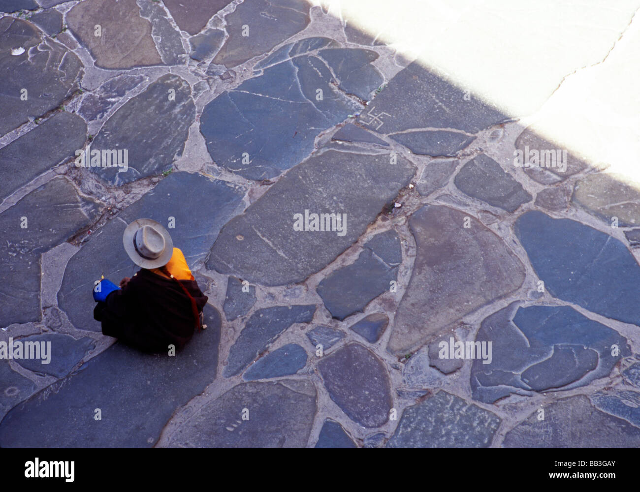 Tibetische Mann sitzen auf Steinstufen, Shigatse, Tibet Stockfoto