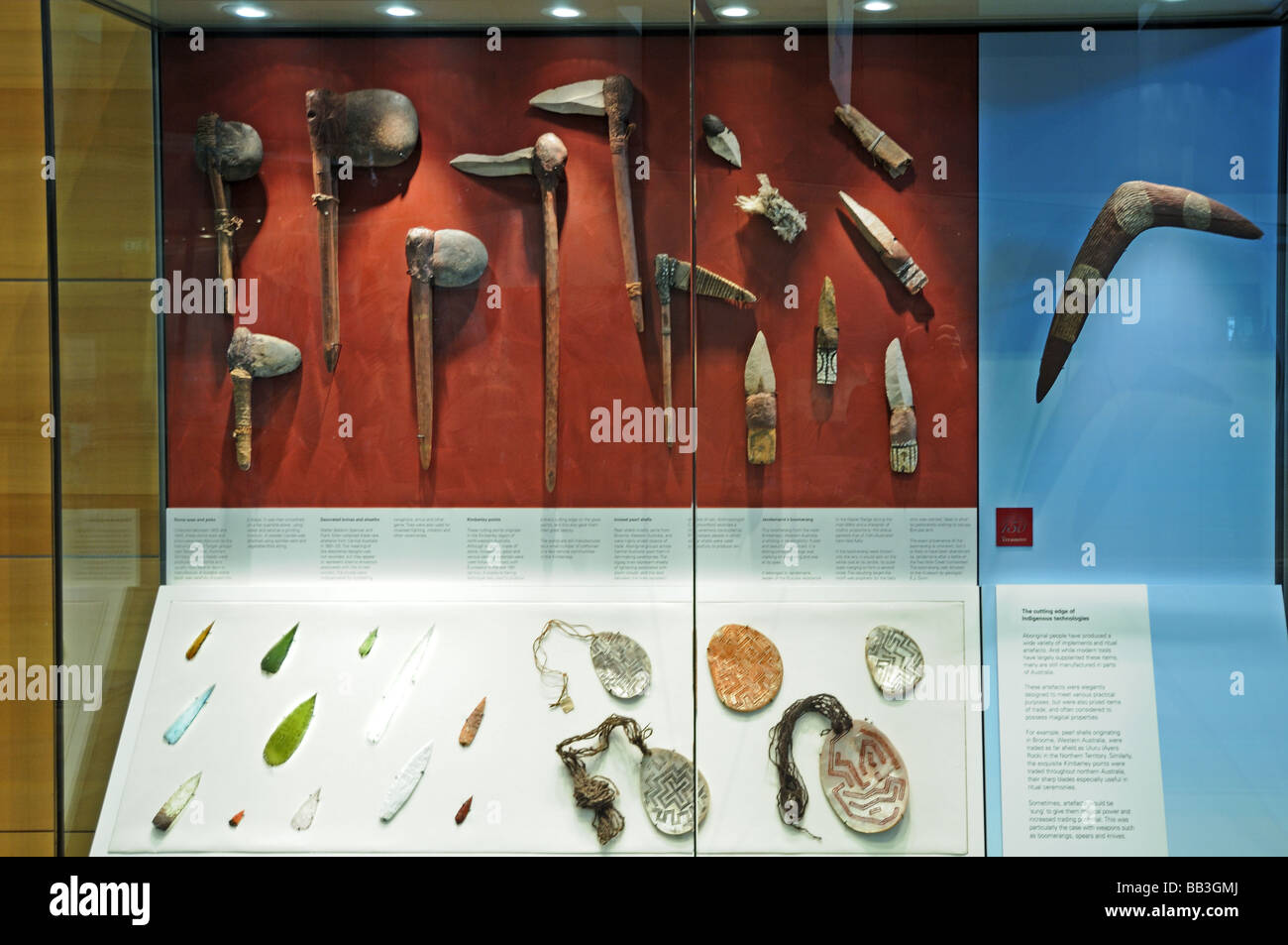 Bumerang und Stein Alter Aborigine Werkzeuge und Achsen in Melbourne Museum Australien Stockfoto