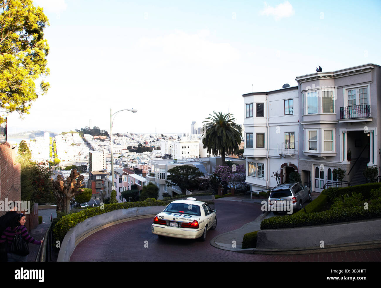 Auto auf der Lombard Street, San Francisco Stockfoto