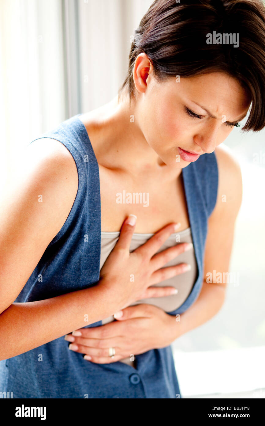 Frau mit Schmerzen in der Brust Stockfoto