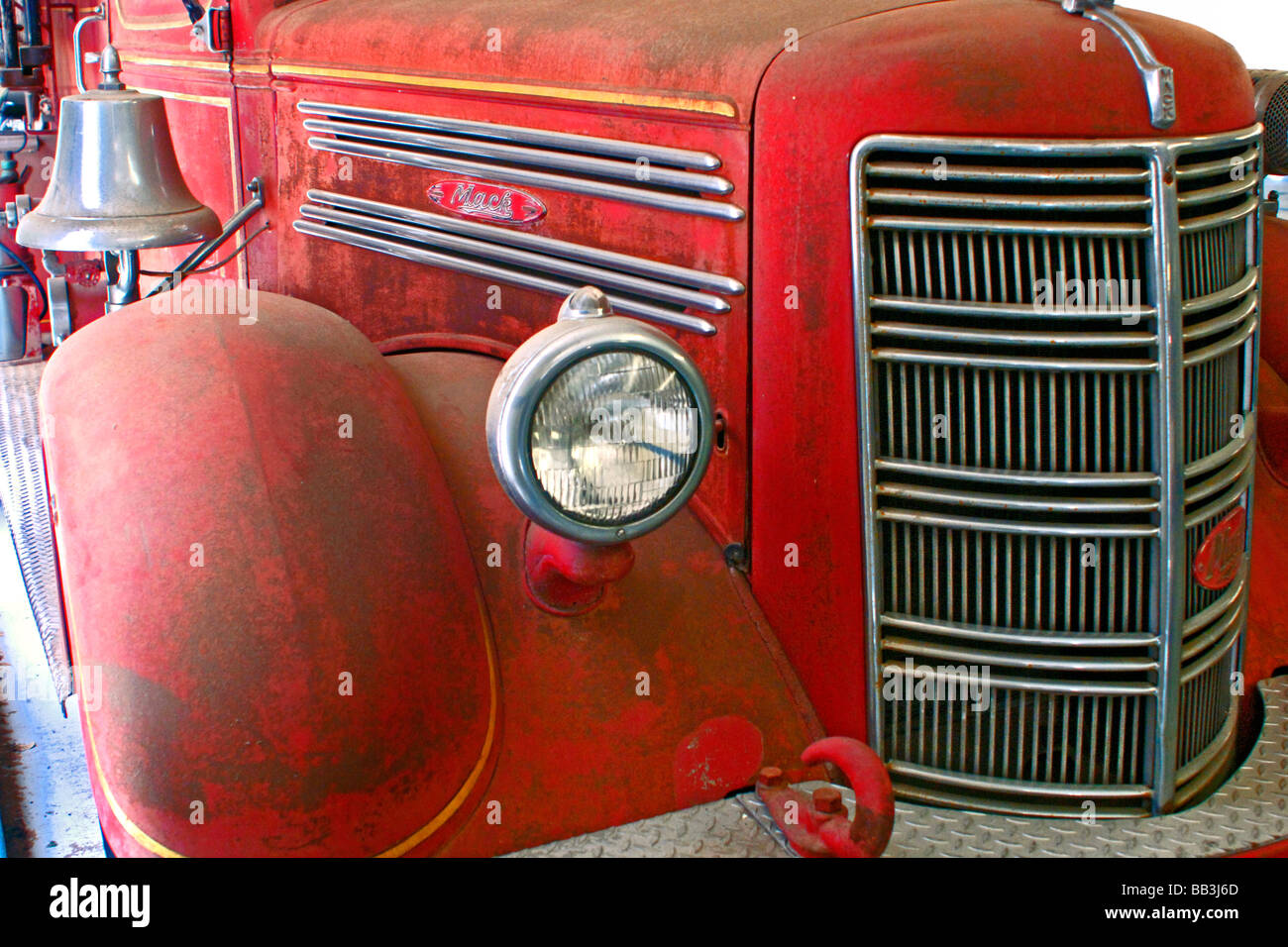 Antike 1920er Jahre Ära Red Fire Truck sitzt in einer Garage wartet auf Restaurierung für öffentliche Wertschätzung Stockfoto