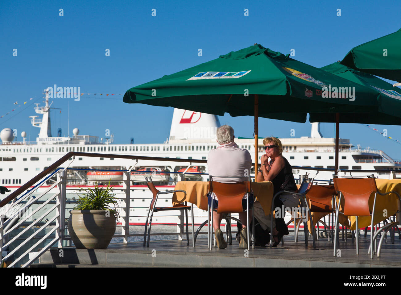 Paar im Restaurant und Kreuzfahrtschiff, "V & A Waterfront", "Cape Town", "Südafrika" Stockfoto