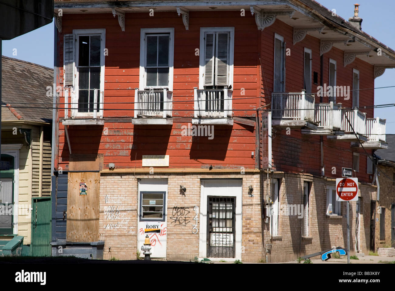 USA, Louisiana, New Orleans. Ein Haus mit gesprühte Symbolen von Rettung Arbeiter Post-Katrina verwendet, um Informationen bereitzustellen. Stockfoto