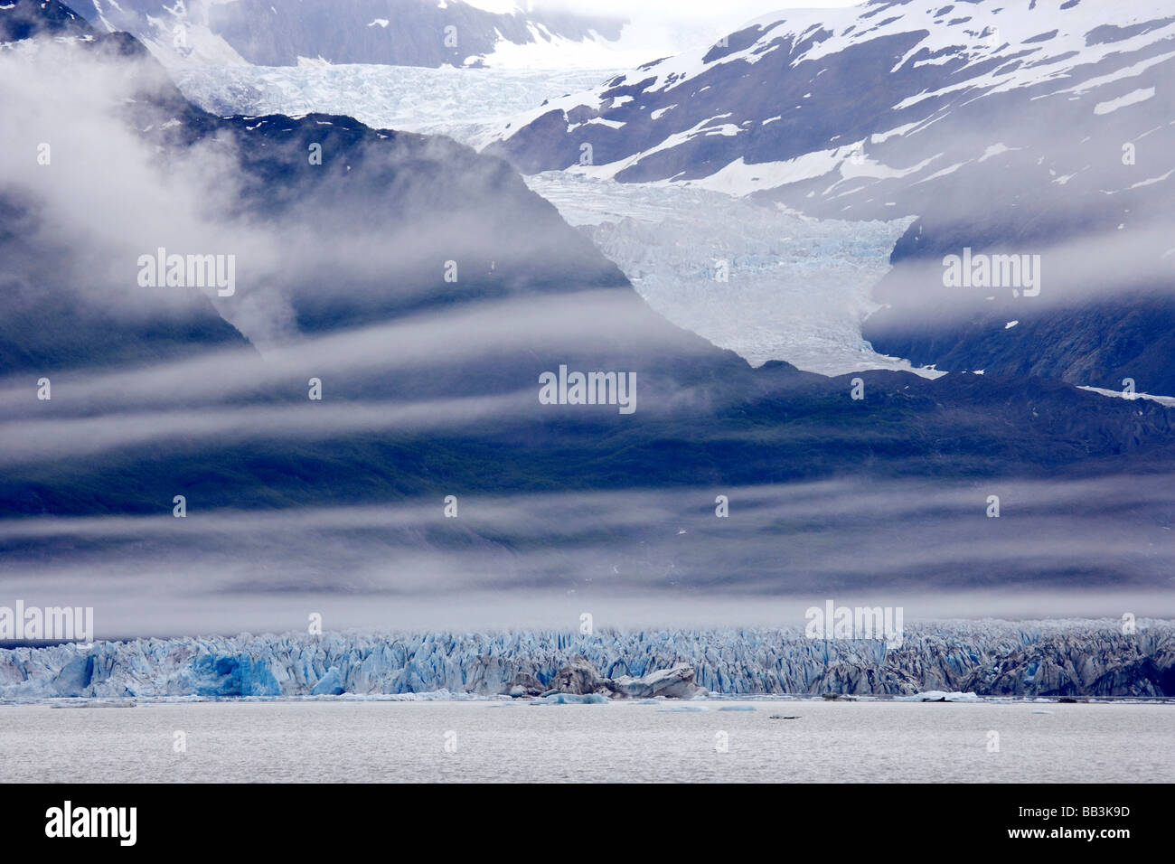 USA, Alaska, Alsek See. Wolken über Berg- und Gletscherwelt. Stockfoto