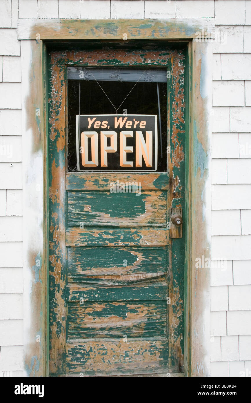 USA, Alaska, Elfin Bucht. Schild "geöffnet" auf abgenutzte Ladentür. Stockfoto