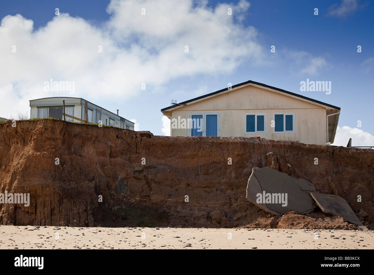 Haus und Wohnwagen in der Nähe von fallen an den Strand - Küste Erosion auf Nordseeküste, UK verurteilt Stockfoto