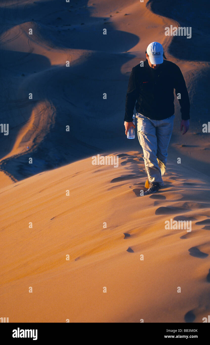 Sanddünen des Erg Chebbi mit einem wandern Touristen, Westsahara, Marokko Stockfoto