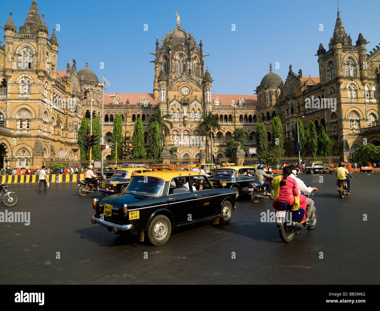 Taxis fahren auf der Straße; Mumbai, Indien Stockfoto