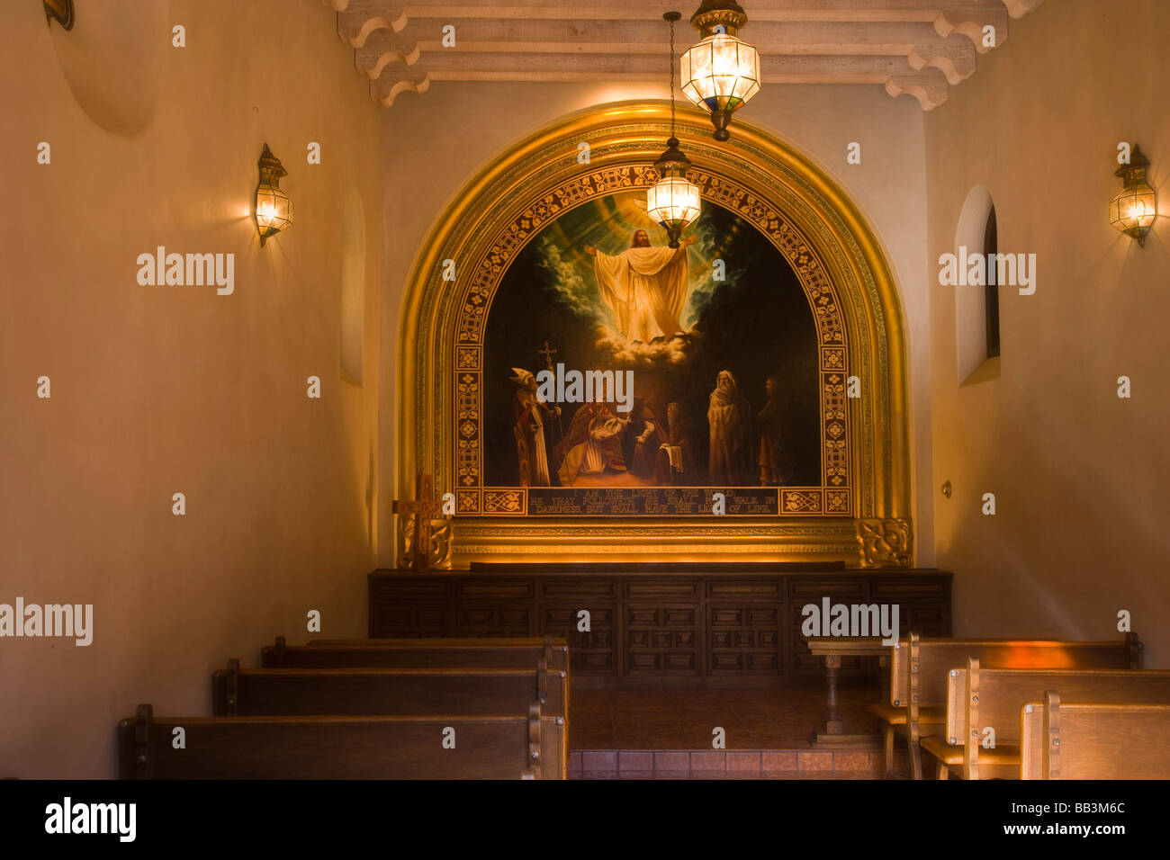 USA, Sedona. In einer Kapelle am Tlaquepaque Arts and Crafts Dorf. Stockfoto