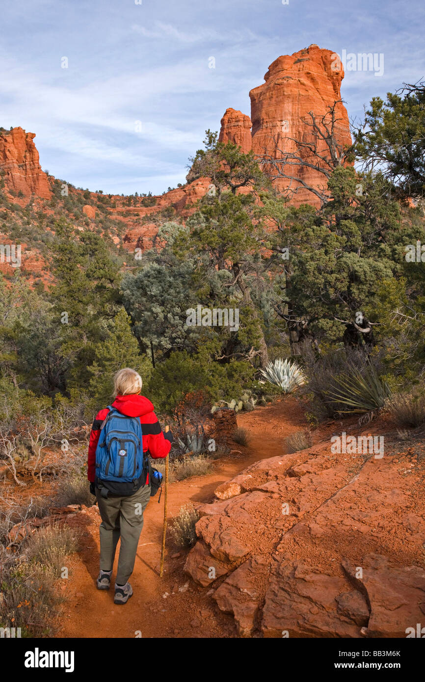 USA, Arizona, Sedona. Frau Jordan Loop Trail zu wandern. Stockfoto