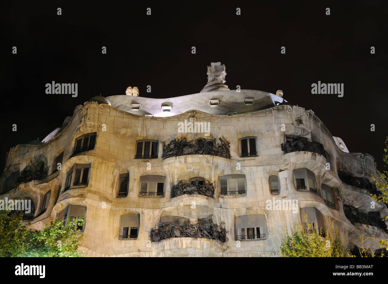 La Pedrera beleuchtet in der Nacht, Barcelona-Spanien Stockfoto