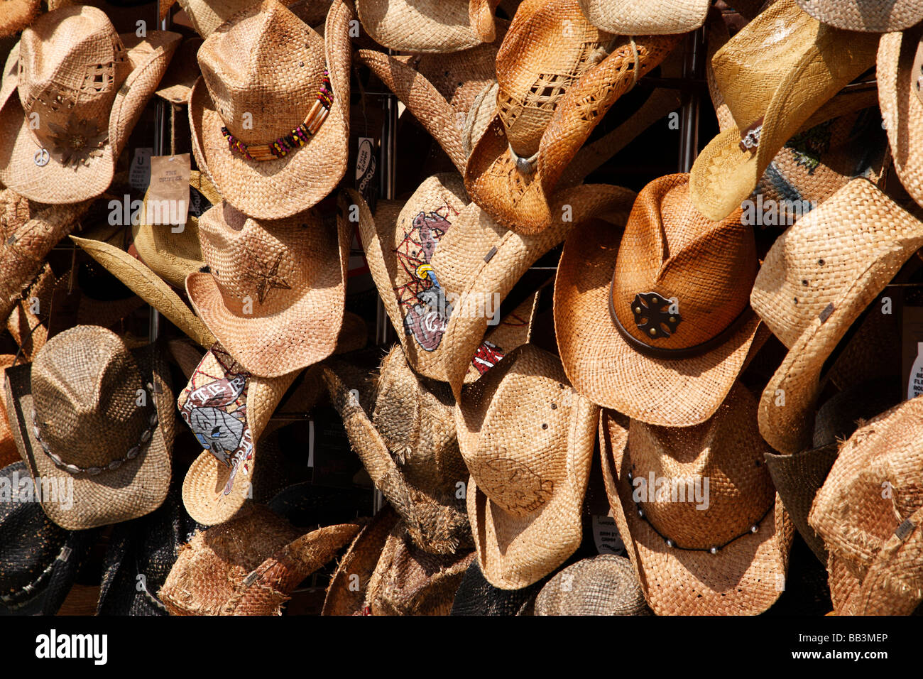 Strohhüte für den Verkauf in einem Souvenirladen am Meer spazieren Venedig Bank Kalifornien usa Stockfoto