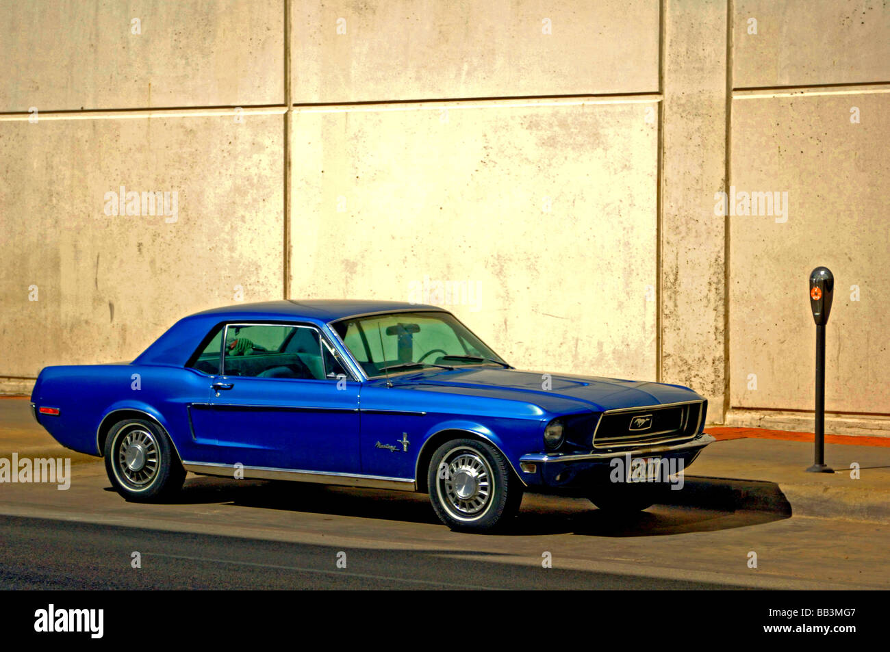 Jahrgang 1966 Ford Mustang sitzt an einer Parkuhr auf einer städtischen Straße, die Muscle-Car von anno dazumal ist bis zur Perfektion restauriert Stockfoto